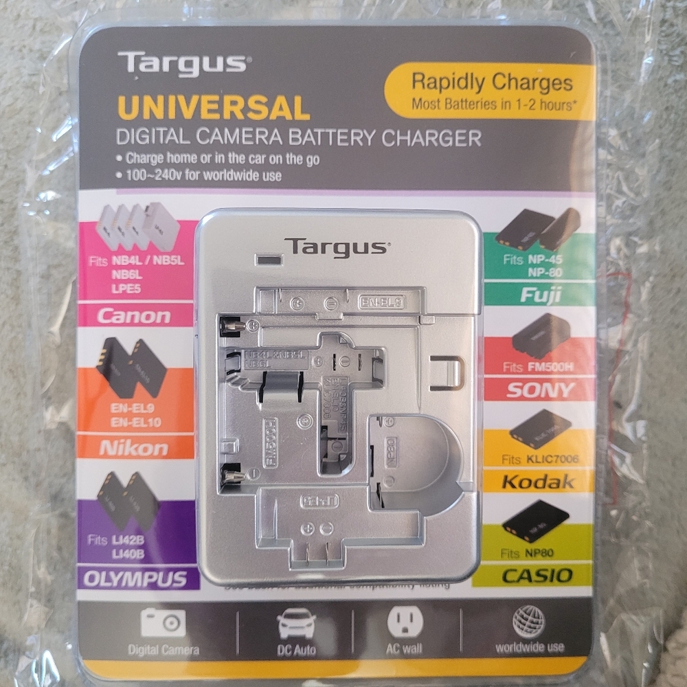NEW - Targus Universal Digital Camera Battery Charger